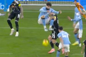 球商100000福登绝杀前，球路上的格瓦迪奥尔一个大跳将球漏过