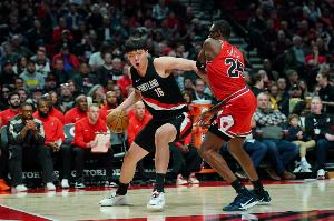 拓媒谈杨瀚森尴尬之处：三分不稳定 低位进攻也没到很强的程度