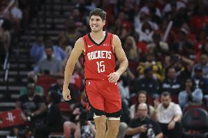 球队前场板历史级？谢泼德：投丢大多数情况也能抢到板 能放心投