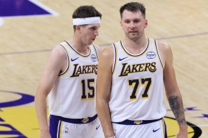 里夫斯谈罚丢：这样能给东契奇信心 我没必要连续两场得分比他高