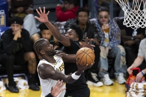 艾顿：稍微牵动了前几天的伤处 雷迪克说无论如何都要把我换下场