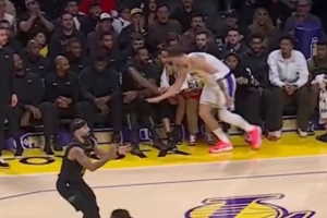 东契奇后撤步三分命中 回头和鹈鹕替补席的老队友小乔丹击掌庆祝