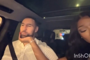 克莱赛后开车与女友梅根回家 在车上也不停秀恩爱