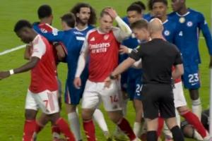 发型不能乱约克雷斯撞翻桑切斯引冲突，染黄前还要捋两下头发