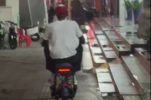 入乡随俗！广东新援萨姆纳也跟随队友的步伐 开上了小电驴了