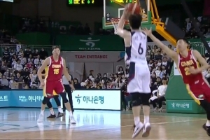 一个不丢啊！李政玹点飞防守三分再中 一节半5投5中了