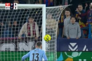 加塞了尼科轻巧挑射破门，皮球运行线路有点诡异