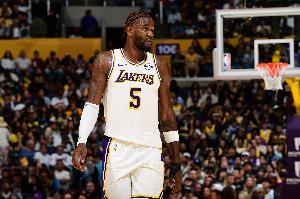 禁区内一柱擎天！艾顿9中7&8罚8中轰下22分12板4帽统治内线！