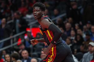 高效替补！盖耶上半场6中5得到11分1篮板1盖帽