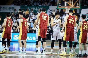 记者：中国队在进攻端毫无套路可言 防守端则像“无头苍蝇”