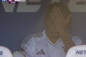 自责约罗送点被换下后在替补席上十分沮丧，芒特赛后送上安慰