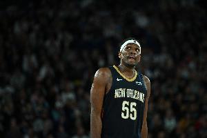 重回湾区！卢尼上半场3中2得4分3板1助1断 勇士献上致敬视频