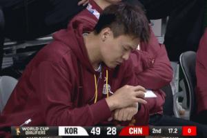 已经看不下去了！中国队落后20分+ 赵睿在场边拨弄手表