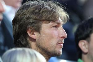 记者：对阵切尔西之前，阿森纳助教海因策率领后防线球员进行热身