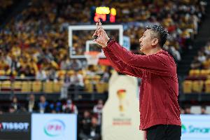 半场落后23分！解说：中国男篮历史上打韩国 还从来没这么惨过吧