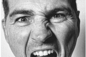 卡西社媒晒吐舌照：别再执着于比较了，我是独一无二的！