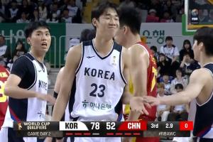 李元锡和胡金秋纠缠裁判响哨 胡金秋被骗到犯规 前者起身偷笑