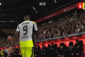 不满调整被提前换下后，多特前锋吉拉西拒绝同教练组握手