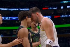 各吃1T！东契奇上篮被鹈鹕新秀费尔斯大动作犯规 下来和后者顶牛