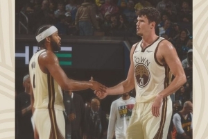 勇士发布赢球海报：封面为穆迪和波斯特握手庆祝瞬间