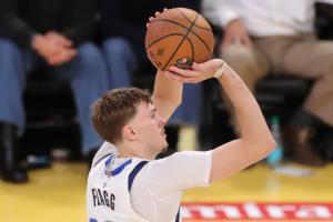 今天生涯首次30+？弗拉格上半场17中10砍下21分6篮板