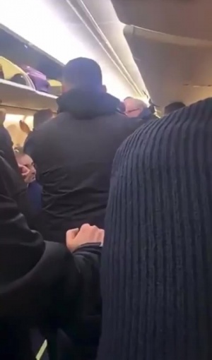 意乙巴里作客0-5惨败，回程飞机上球迷与球员爆发激烈冲突