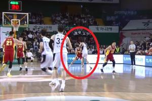 程帅澎回防击倒李元锡 裁判吹罚违体犯规