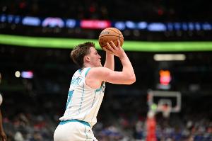 稳定输出！克尼佩尔半场5中3拿到10分3板2助2断