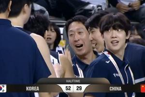 惨不忍睹！三分12中1！中国队半场落后韩国23分