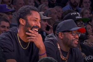 拳王梅威瑟作陪！效力拜仁的丁威迪趁放假观战湖人打独行侠