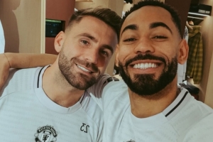 库尼亚晒与卢克·肖合影：祝贺我的兄弟，完成曼联300场里程碑！