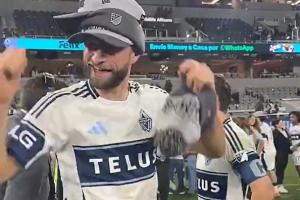 不愧是二娃！穆勒赛后庆祝戴帽“帽子戏法”，与队友顶牛假装受伤