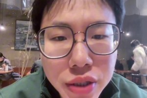 里夫斯接受采访，艾顿在后面的歌声实在太抢镜了！