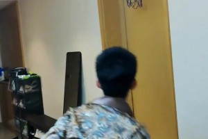 这个真牛X！小伙在家模仿乔丹经典招式，真是有模有样啊！