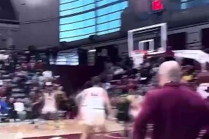 男篮有你在会不同？王俊杰炸裂身体素质，暴力重扣黑人小哥！